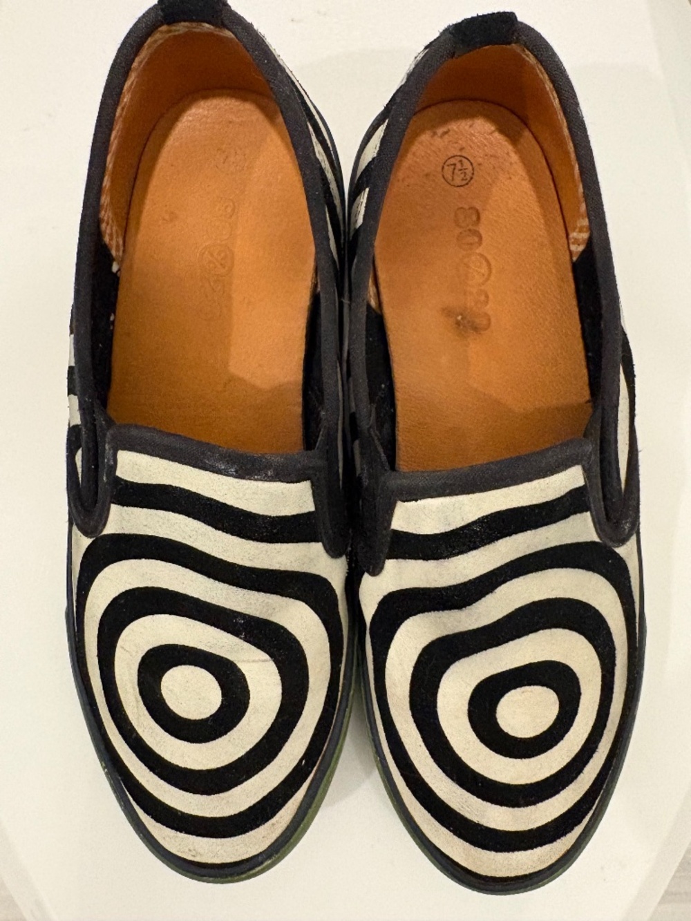 Vintage 80%20 Black & White Bullseye Slip-On Sneakers; 7.5 - Picture 3 of 7